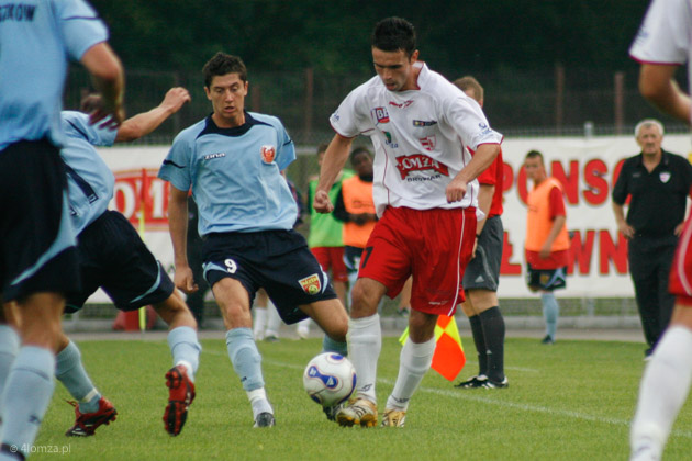 Robert Lewandowski w barwach Znicza Pruszków na łomżyńskim boisku 11 sierpnia 2007 roku
