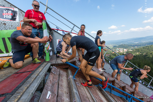 Łobodziński jako pierwszy wbiega na skocznię narciarską Orlinek w Karpaczu