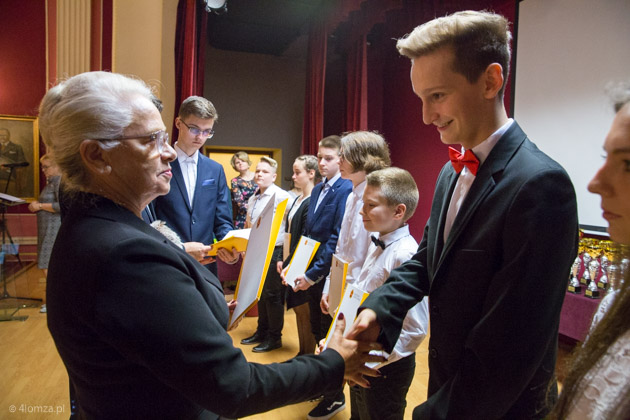 Radna Hanka Gałązka wręcza Kacprowi Wiśniewiczowi nagrodę edukacyjną