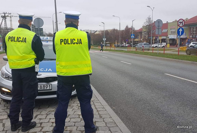 Policjanci przy przejściu dla pieszych na ul. Zawadzkiej