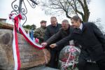 Foto: Odsłonięcia nowego nagrobka Franciszka Gibesa dokonują: prof. Krzysztof Sychowicz (IPN), Krzysztof Gibes (wnuk) i Jan Olszewski (przewodniczący Rady Miasta)