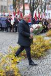 Foto: Uroczystości pod tablicą Leona Kaliwody na ul. Sienkiewicza, kwiaty składa dyrektor ARiMR Wiesław Grzymała