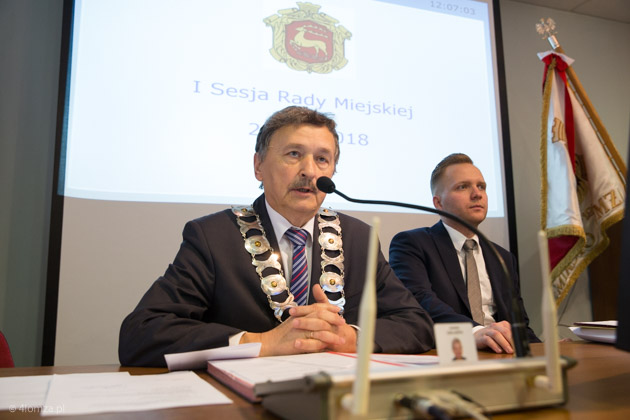 Jan Olszewski (PiS), przewodniczący Rady Miejskiej Łomży. W tle Piotr Serdyński (PO), który dziś złożył wniosek o odwołanie przewodniczącego Olszewskiego.