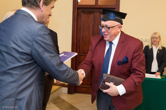 Dyplom otrzymuje Wojciech Borzuchowski