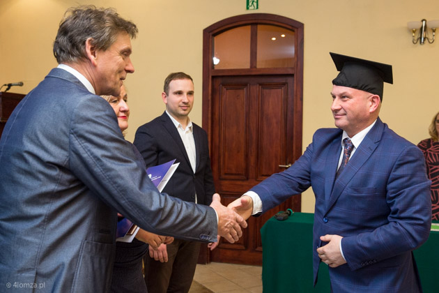 Dyplom otrzymuje Jarosław Kos