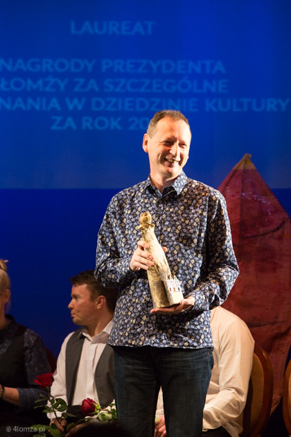 Jacek Żukowski, pracownik MDK-DŚT trzyma statuetkę