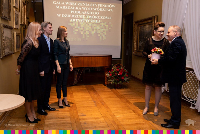 Wicemarszałek Marek Olbryś i wicestarosta łomżyńska Maria Dziekońska gratulują stypendystom z Łomży (fot. UM WP Białystok)