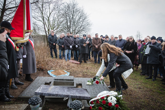 Żona Irena i córka Aleksandra nad grobem Henryka Gały