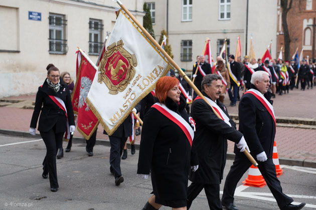 Radni miasta ze sztandarem Łomży podczas uroczystości z okazji Narodowego Święta Niepodległości w 2016 r.