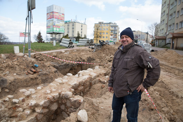 Archeolog Mieczysław Bienia przy fundamentach Hotelu Polskiego