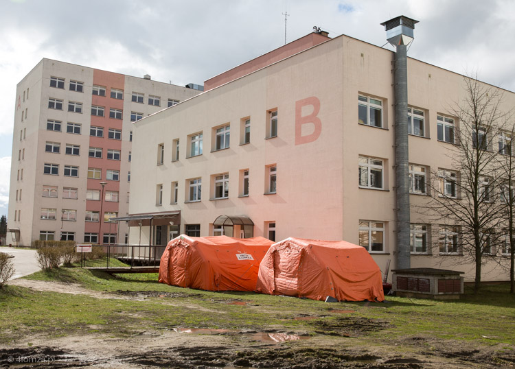 Szpital w Łomży z rozstawionymi namiotami przed zakaźną izbą przyjęć