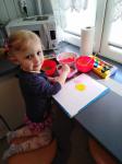Foto: Amelka maluje magiczny obrazek.