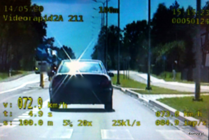 Zrzut ekranu z videorejestratora, na którym zarejestrowane zostało wykroczenie przekroczenia prędkości przez kierowcę audi