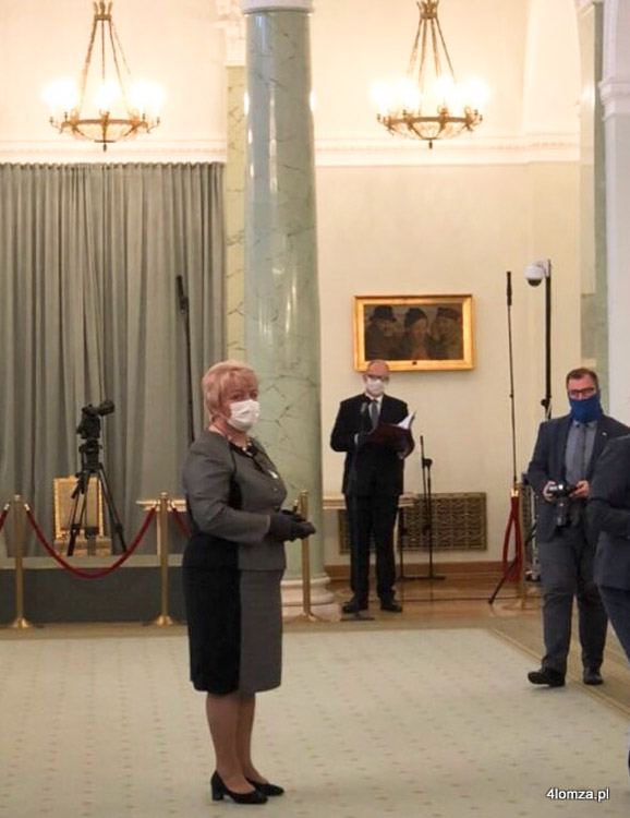 Elżbieta Parzych wójt gminy Zbójna odznaczona Srebrnym Krzyżem Zasługi podczas uroczystości w Pałacu Prezydenckim w Warszawie.