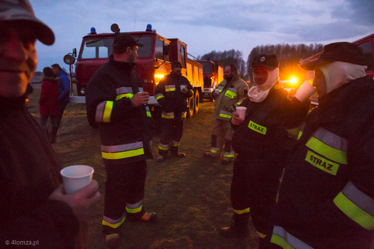 Strażacy OSP podczas gaszenia pożaru w Biebrzańskim Parku Narodowym