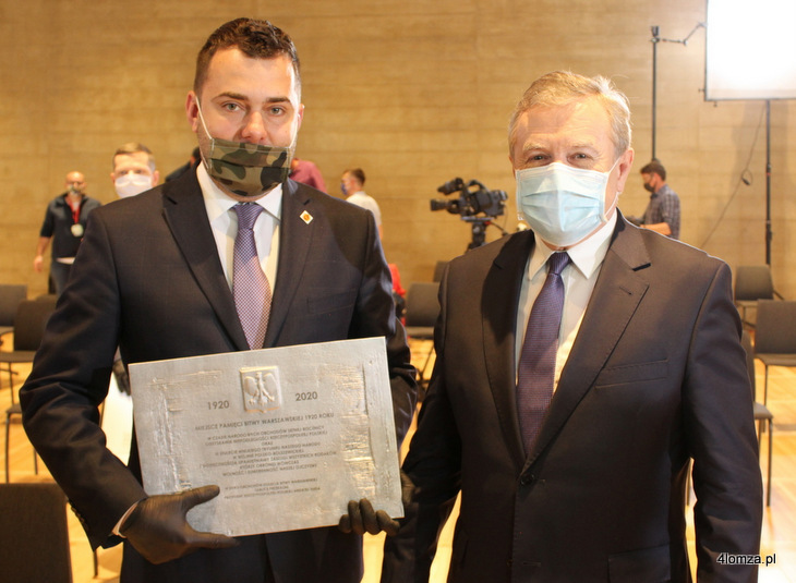 Mariusz Chrzanowski, prezydent Łomży i Piotr Gliński, wicepremier, Minister Kultury i Dziedzictwa Narodowego w Muzeum Józefa Piłsudskiego w Sulejówku po spotkaniu  Prezydenta RP Andrzeja Dudy z przedstawicielom 23 samorządów przez które przetoczyły się walki z nacierającą w 1920 r. ze wschodu Armią Czerwoną. Prezydent  Duda wręczył samorządowcom tablice upamiętniające Bitwę Warszawską z 1920 roku. Jedna z nich trafiła do Łomży.