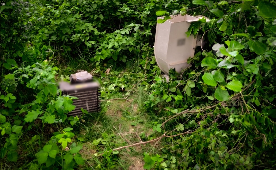 Skradzione przez 19-latka urządzenia schowane w lesie (fot. KMP Łomża)