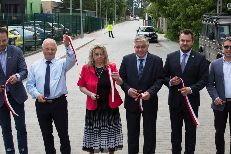 Wojciech Dąbrowski prezes EDPOL, poseł Lech Kołakowski, przewodnicząca Rady Miasta Alicja Konopka, europoseł Krzysztof Jurgiel, prezydent Łomży Mariusz Chrzanowski, wiceprezydent Andrzej Garlicki podczas otwarcia ulicy 16-06-2020