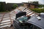 Foto: Niewodowo - dach budynku gospodarczego u sąsiada i uszkodzony samochód