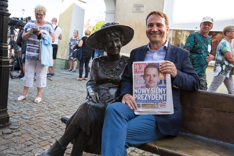 Radosław Sikorski, minister obrony narodowej w rządzie Jarosława Kaczyńskiego (PiS), i minister spraw zagranicznych w rządzie Donalda Tuska (PO) na Ławeczce Hanki Bielickiej