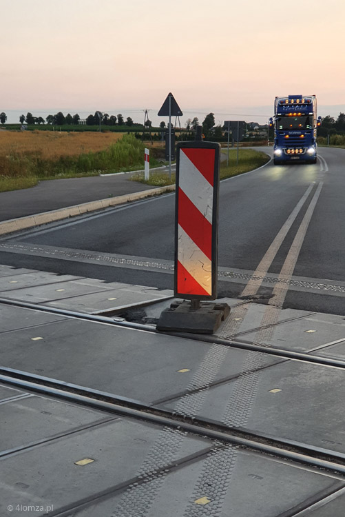 Dziura w drodze na obwodnicy Konarzyc. Tym razem słupek ostrzegawczy stoi na dziurze. Innym razem stoi na poboczu.