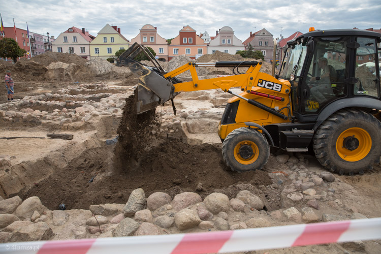 Przysypywanie odsłoniętego drewnianego warsztatu szewskiego