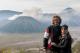 Jacek Perkowski z żoną Anną w chłodny poranek z widokiem na wulkan Bromo na wysokości 2329 m n.p.m. na wyspie Jawa w Indonezji