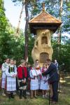 Foto: Wójt Gminy Łomża Piotr Kłys wręcza akt przekazania w opiekę pomnika dzieciom ze szkoły w Kupiskach