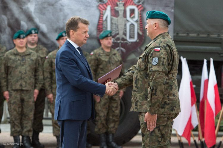 Minister Obrony Narodowej Mariusz Błaszczak i dowódca 18. Pułku Logistycznego płk Paweł Gałązka podczas uroczystości z 17. września 2019 roku przekazania dowództwa pułku