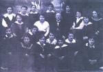 Foto: Szymon Goldlust z uczennicami gimnazjum przed II wojna światową (źródło: Księga Pamięci Łomżyńskich Żydów)