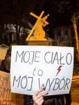 Foto: Demonstracja Strajku Kobiet na rogu Dwornej i Giełczyńskiej  w Łomży (fot. Marek Maliszewski/4lomza.pl/REPORTER)