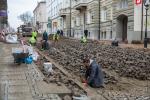 Foto: Układanie kamiennej kostki na ul. Dwornej