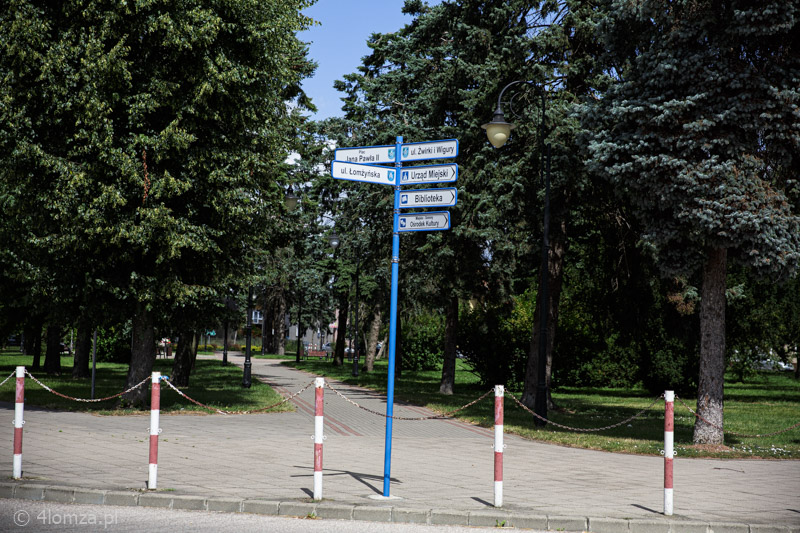 Jedwabne, Plac Jana Pawła II i park w środku