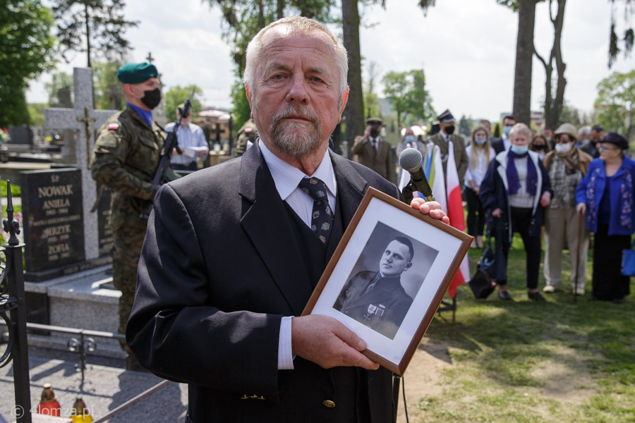 Syn dzielnego Kaprala 77-letni Józef Nowak Jr. ze zdjęciem ojca