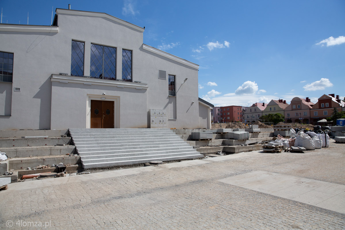 Nowe schody do Hali Kultury od strony pierzei zachodniej Starego Rynku w Łomży