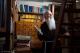 Ojciec Jan Bońkowski w klasztornej bibliotece