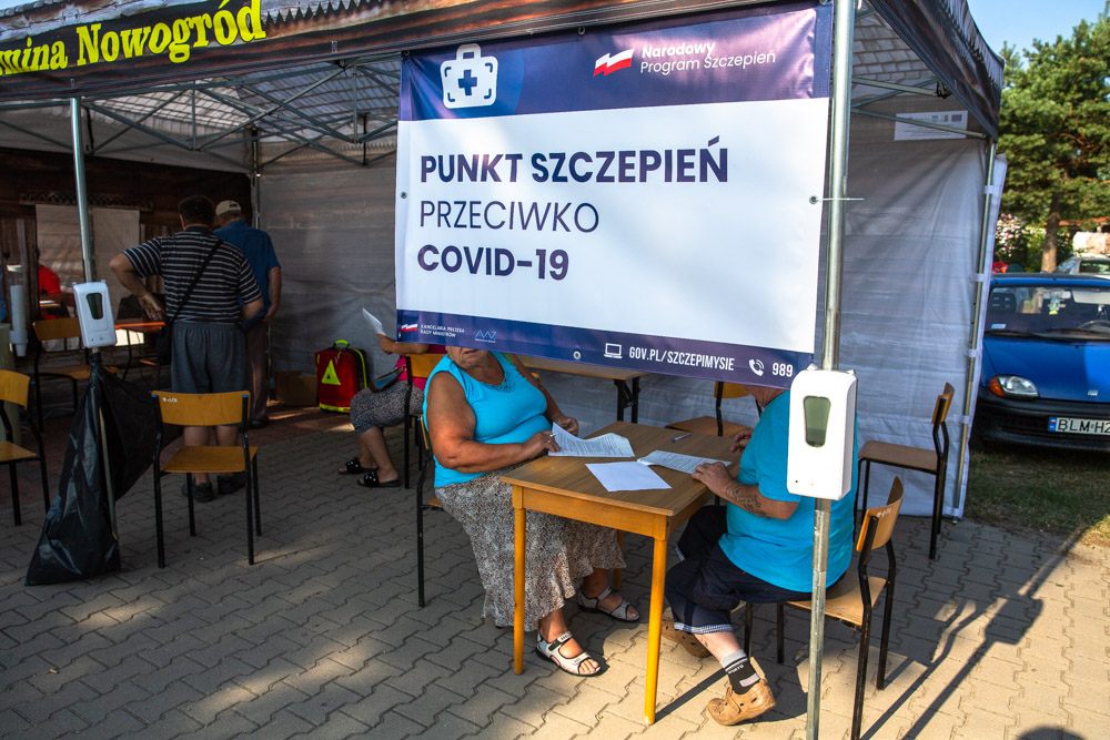 Plenerowy Punkt Szczepień w na targowisku w Nowogrodzie 24. lipca 2021 roku