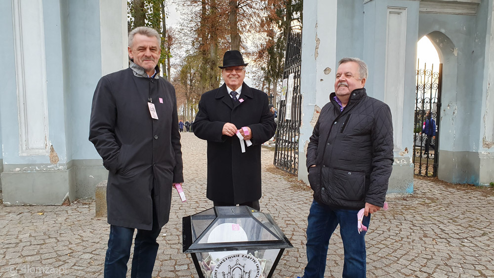 Zarząd TPZŁ podczas kwesty 2019: Józef Babiel, Zygmunt Zdanowicz i Wawrzyniec Kłosiński przed bramą główną starego cmentarza