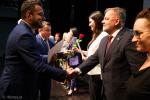 Foto: Prezydent Łomży Mariusz Chrzanowski wręcza dyplom Grzegorzowi Witkowskiemu,  nauczycielowi języka polskiego w 1 LO