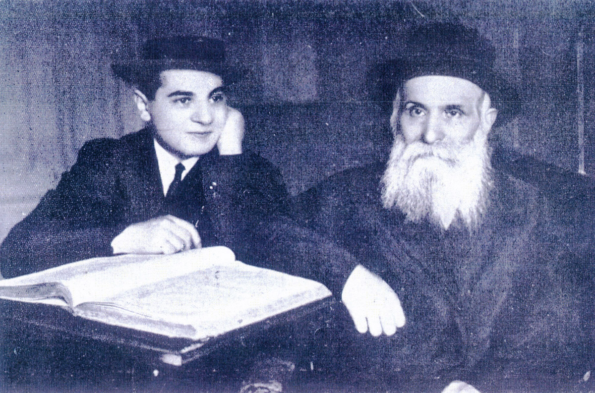 Rabin duchowny (uczony) Abraham Josef Cynowicz zgłębiający Talmud razem ze swoim wnukiem Szmuelem Rozenblumem. Źródło-Ksiega pamięci
