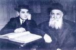 Foto: Rabin duchowny (uczony) Abraham Josef Cynowicz zgłębiający Talmud razem ze swoim wnukiem Szmuelem Rozenblumem. Źródło-Ksiega pamięci