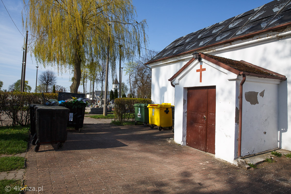 Kontenery ze śmieciami pod kaplicą ewangelicką