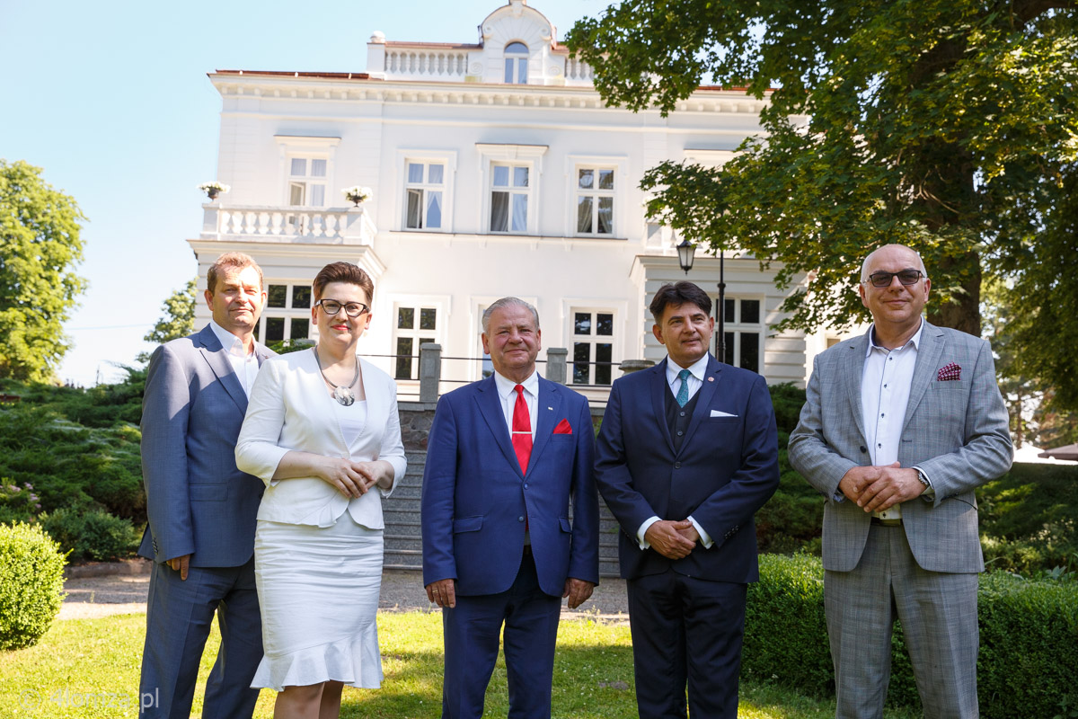 Jarek Cholewicki (dyrektor Regionalnego Ośrodka Kultury, organizator Festiwalu, jednostka kultury Powiatu Łomżyńskiego), Maria Dziekońska (wicestarosta łomżyński), Marek Olbryś (wicemarszałek województwa podlaskiego, mecenas Festiwalu), Jacek Szymański (dyrektor artystyczny Festiwalu) i Lech Szabłowski (starosta łomżyński)