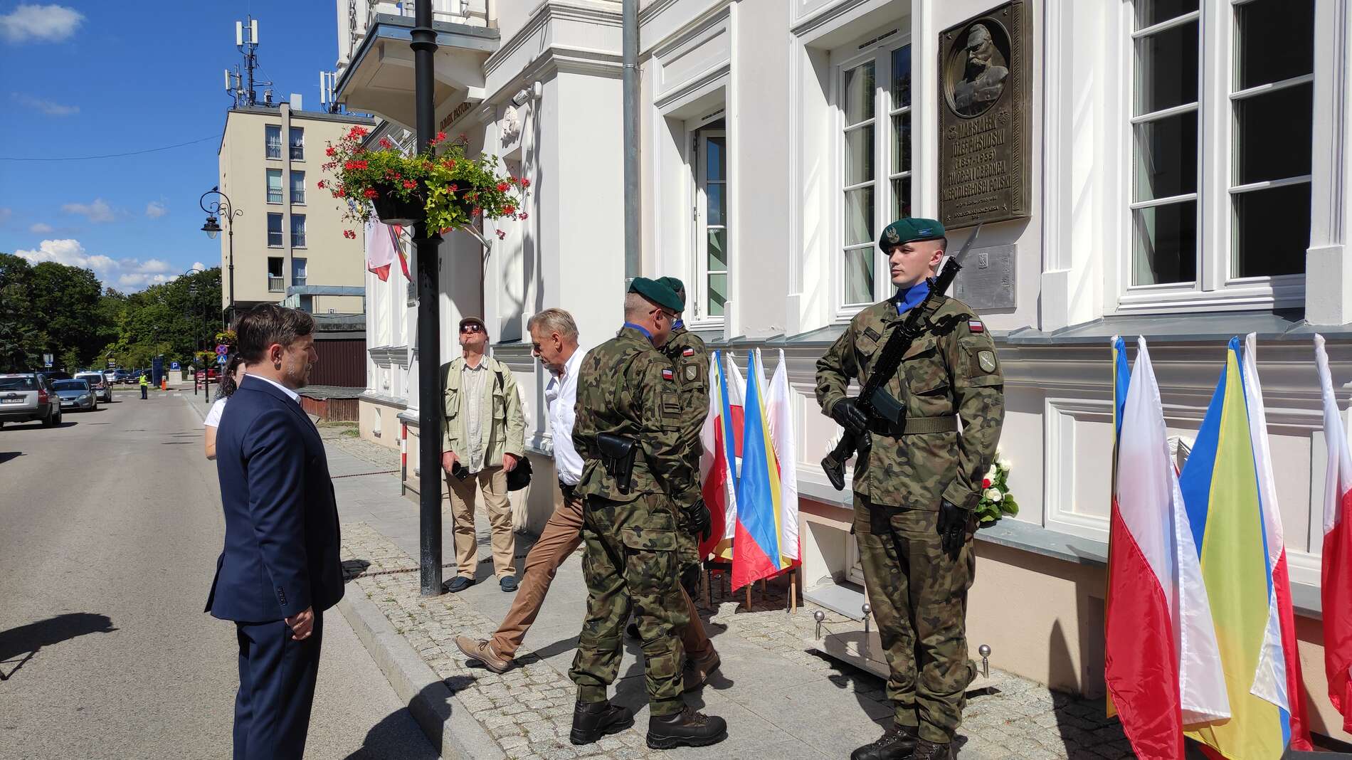 Wiceprezydent Andrzej Garlicki składa kwiaty pod tablicą