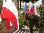 Foto: Dowódca 18 Pułku płk Paweł Gałązka składa kwiaty przed pomnikiem 33 Pułku Piechoty