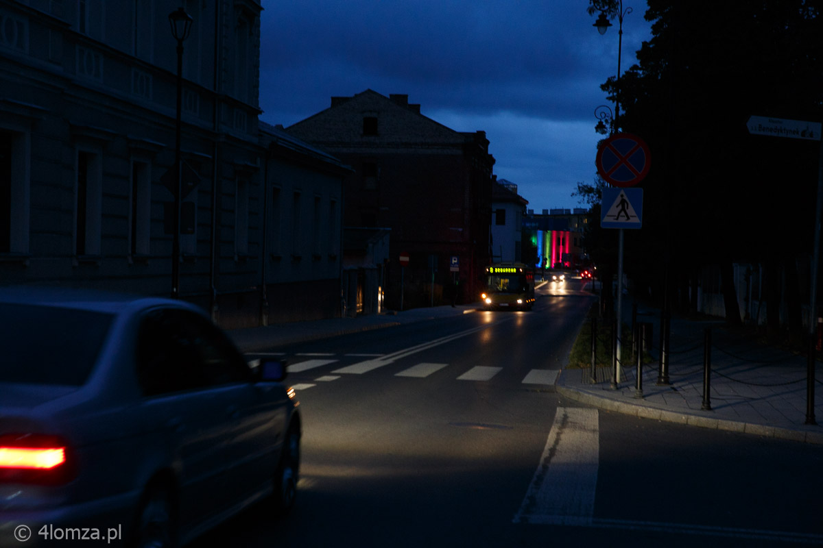 Ulica Giełczyńska, w tlle oświetlony teatr 19:13:06