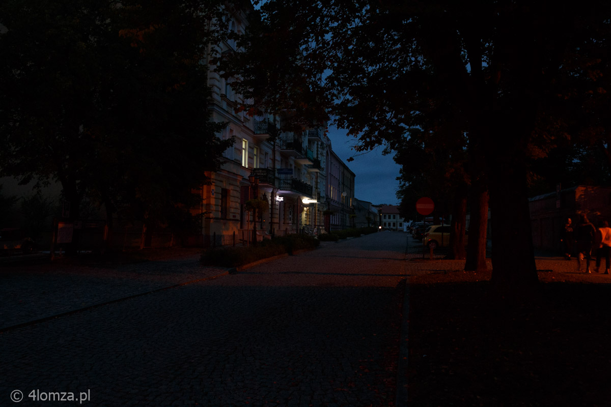 Ulica Sienkiewicza, światło dale czerwona lampka na bramie 19:18:27