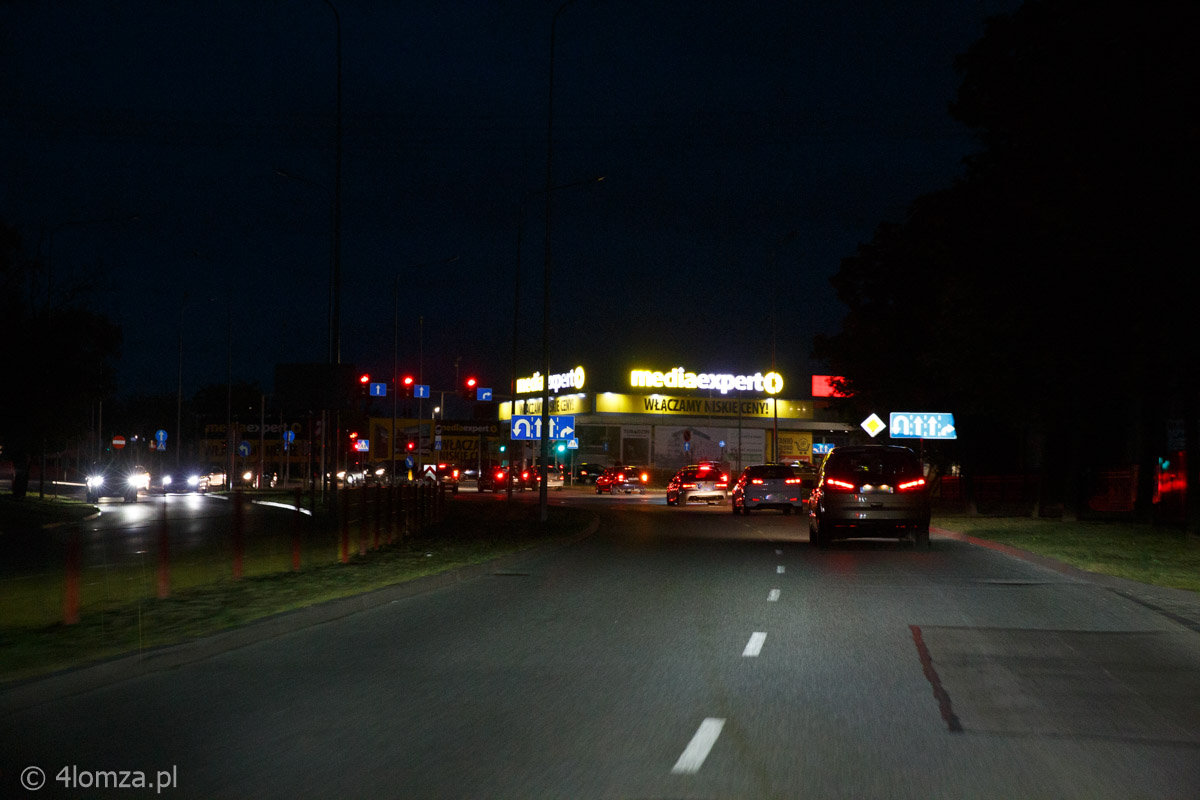 Ulica Sikorskiego oświetlona przez neony sklepów 19:26:52