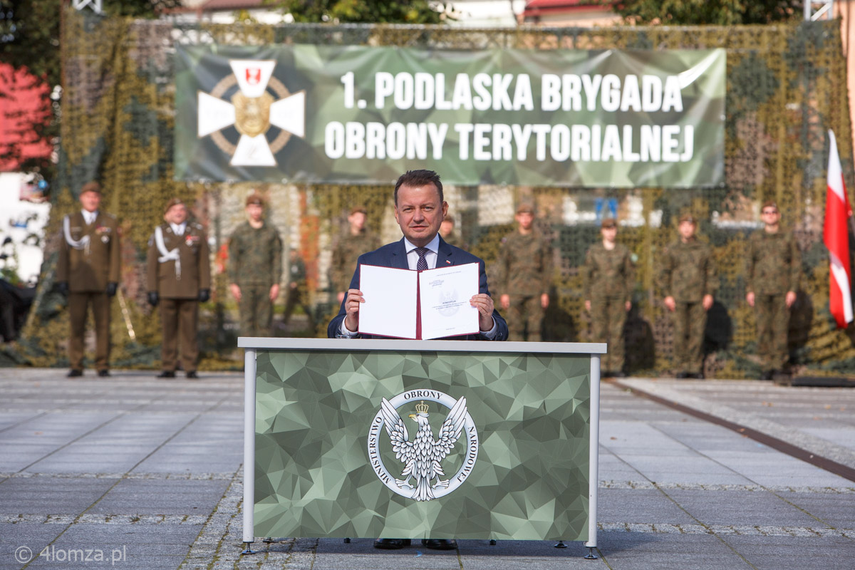 Minister Obrony Narodowej Mariusz Błaszczak pokazuje podpisana Koncepcję