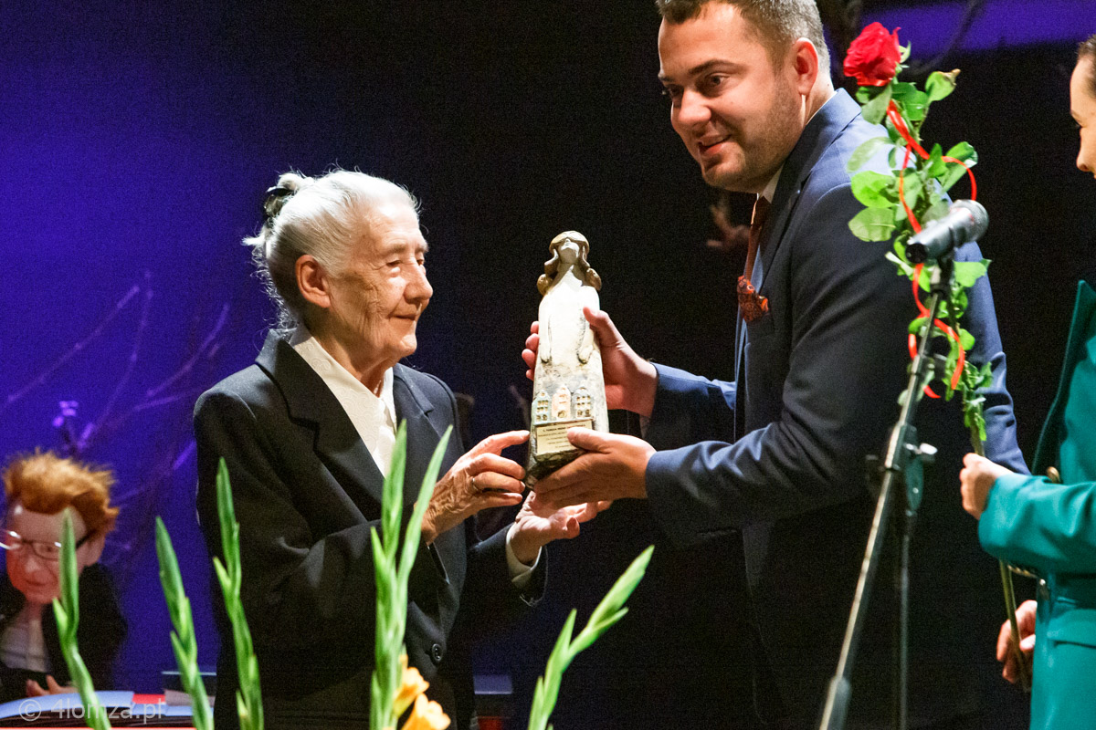 Siostra Teresa Irena Grabowska odbiera nagrodę z rąk prezydenta Mariusza Chrzanowskiego